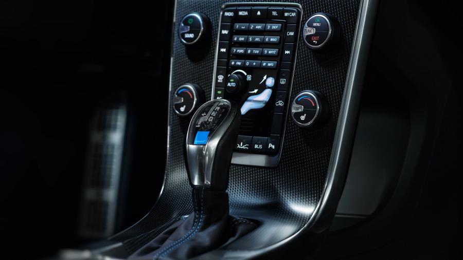 Детали интерьера Volvo V60 Polestar 2017 года  (WW) (фото 35 из 45)